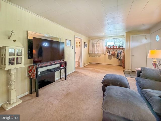 2751 KRUGER RD, Abington, PA 19001