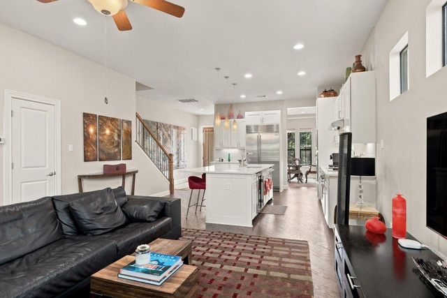 2 Prestonwood CV, Lakeway, TX 78734