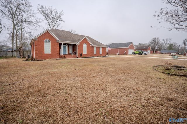 2003 Cedarwood Drive SW, Hartselle, AL 35640