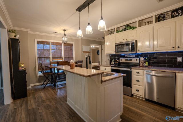 2003 Cedarwood Drive SW, Hartselle, AL 35640