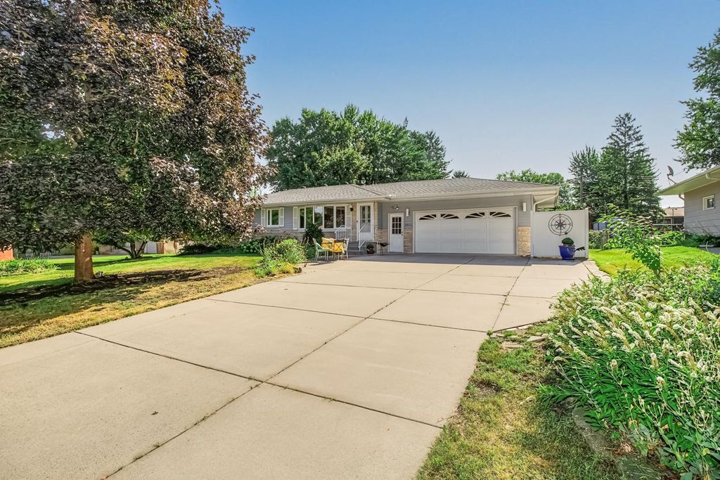 2842 Marion Street, Roseville, MN 55113