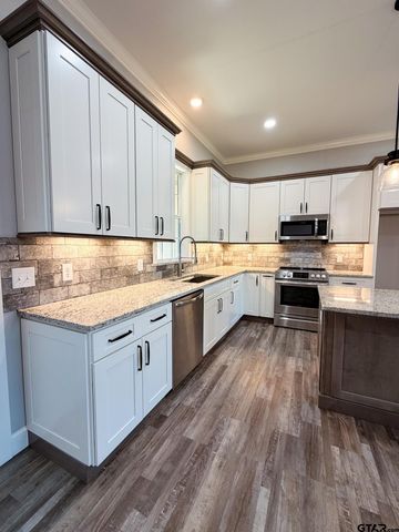 323 Eastdale Ln, Bullard, TX 75757