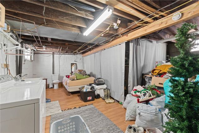 917 Session St, Lincoln Place, PA 15207