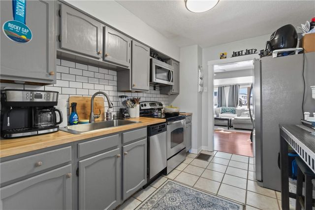 917 Session St, Lincoln Place, PA 15207