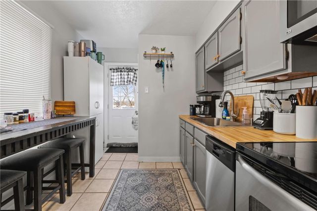 917 Session St, Lincoln Place, PA 15207