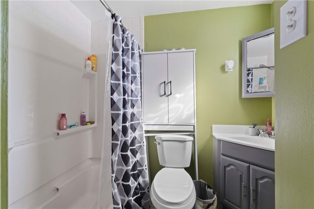 917 Session St, Lincoln Place, PA 15207