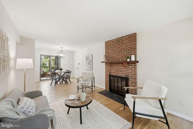 820 S QUINCY ST, Arlington, VA 22204