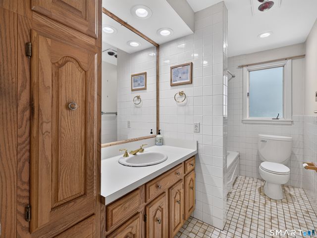 35 Oswegatchie Road, Waterford, CT 06385