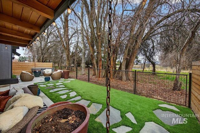 152 S Carbon Rivet Ave, Eagle, ID 83616