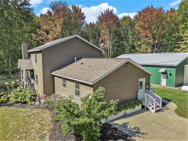 4529 S Hilton Park Road, Fruitport, MI 49415