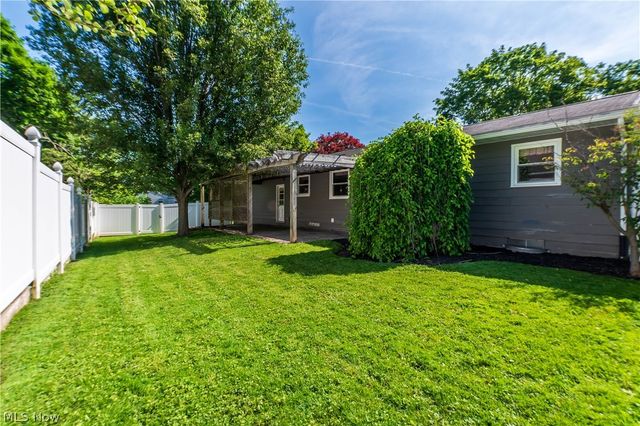 11255 Eleanor Avenue NE, Hartville, OH 44632