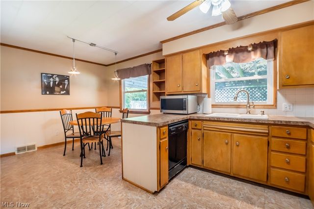 11255 Eleanor Avenue NE, Hartville, OH 44632