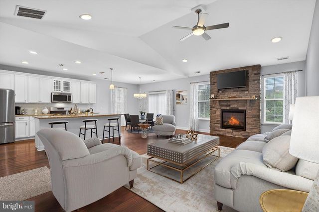 10 NORWALK LN, Barnegat, NJ 08005