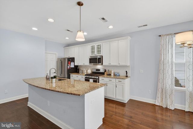 10 NORWALK LN, Barnegat, NJ 08005