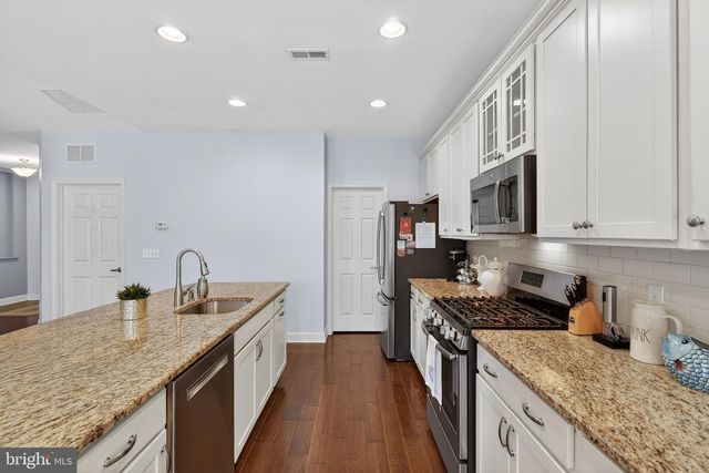 10 NORWALK LN, Barnegat, NJ 08005