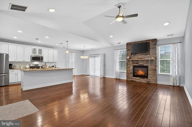 10 NORWALK LN, Barnegat, NJ 08005