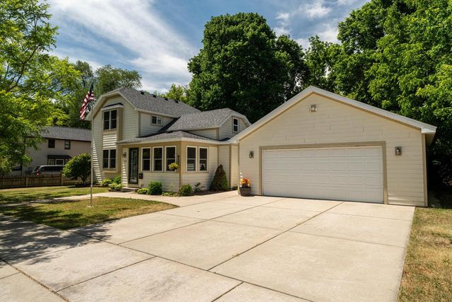 418 S Charles STREET, Oconomowoc, WI 53066