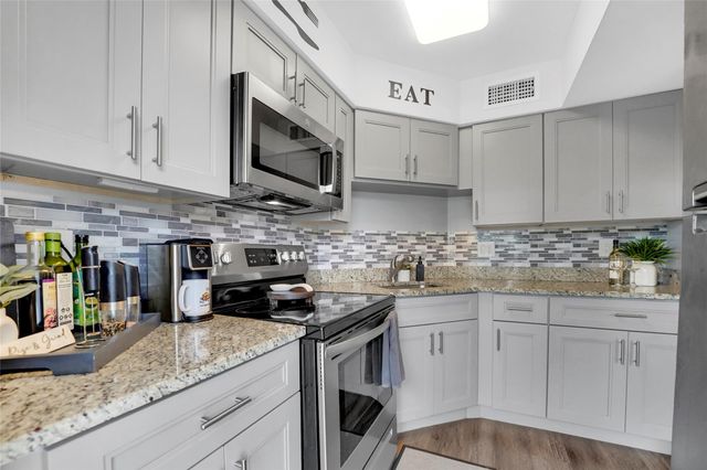 2161 NE 42nd Court 215, Lighthouse Point, FL 33064