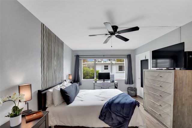 2161 NE 42nd Court 215, Lighthouse Point, FL 33064