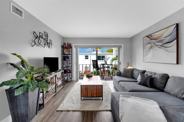 2161 NE 42nd Court 215, Lighthouse Point, FL 33064