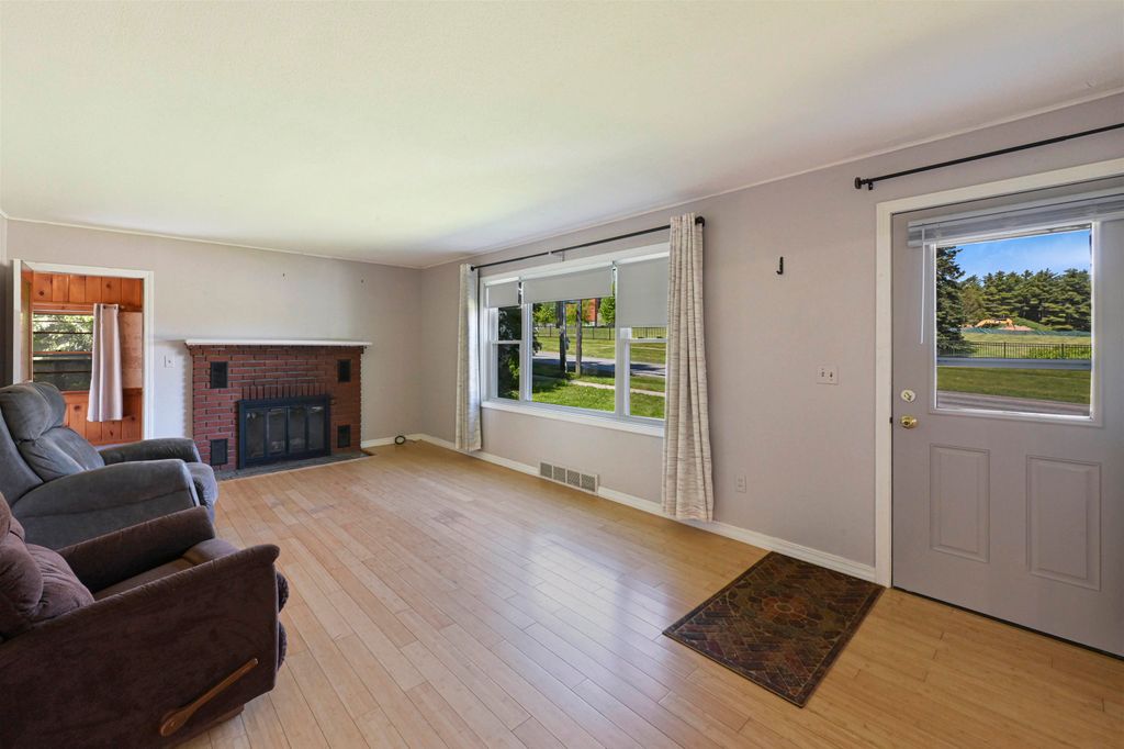 Image 2 of property listing at 5747 Shelburne Road, Shelburne, VT 05482