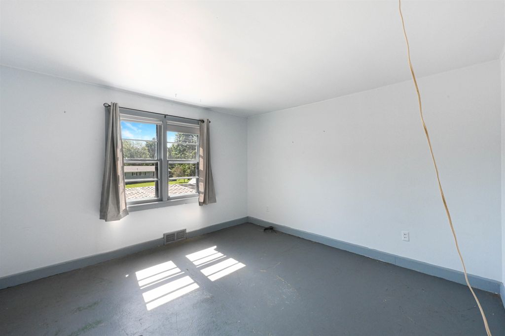 Image 13 of property listing at 5747 Shelburne Road, Shelburne, VT 05482