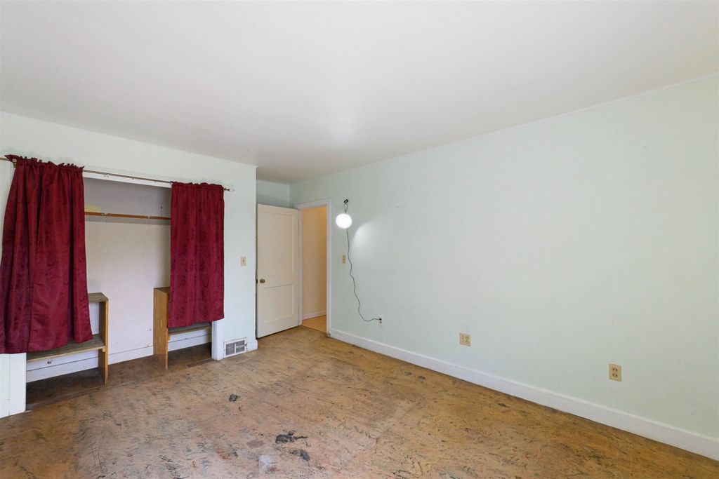 Image 16 of property listing at 5747 Shelburne Road, Shelburne, VT 05482