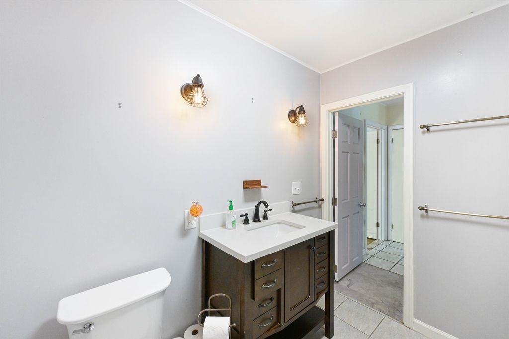 Image 18 of property listing at 5747 Shelburne Road, Shelburne, VT 05482