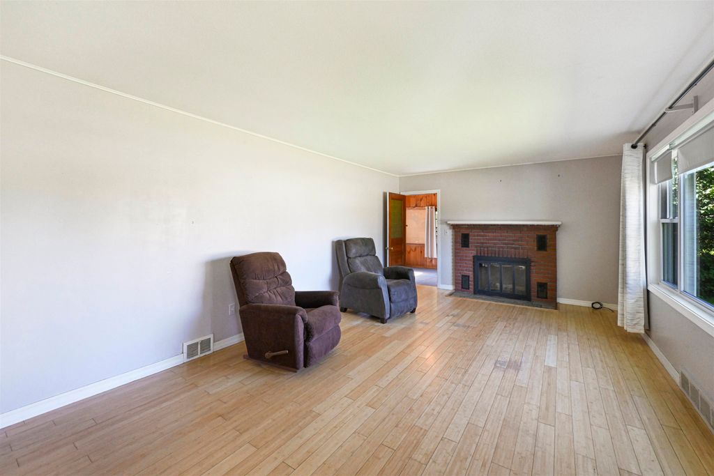 Image 3 of property listing at 5747 Shelburne Road, Shelburne, VT 05482