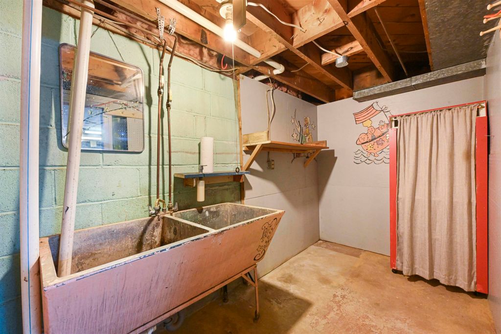 Image 26 of property listing at 5747 Shelburne Road, Shelburne, VT 05482