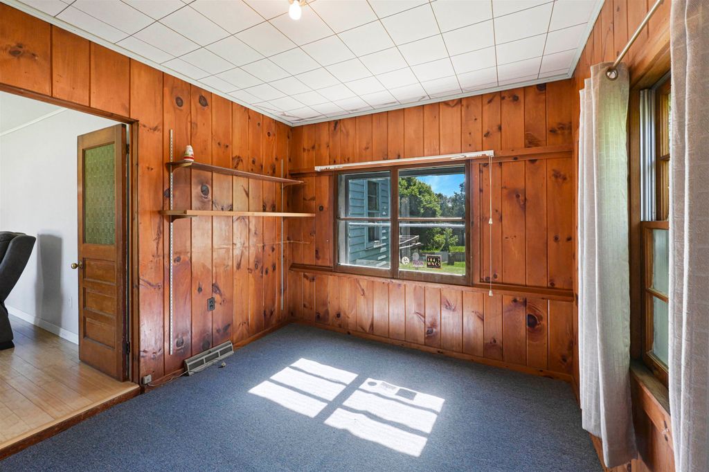 Image 5 of property listing at 5747 Shelburne Road, Shelburne, VT 05482