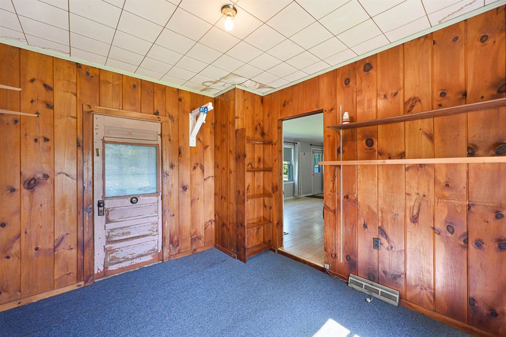 Image 6 of property listing at 5747 Shelburne Road, Shelburne, VT 05482