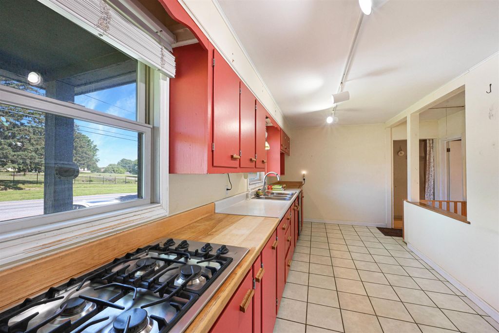Image 9 of property listing at 5747 Shelburne Road, Shelburne, VT 05482