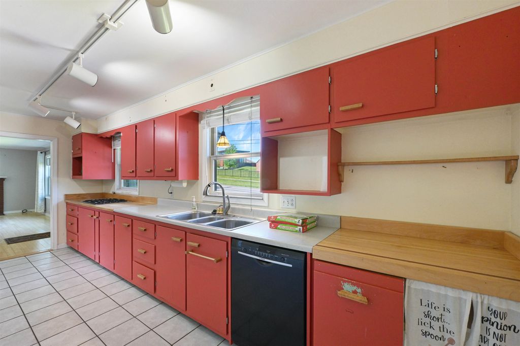 Image 10 of property listing at 5747 Shelburne Road, Shelburne, VT 05482