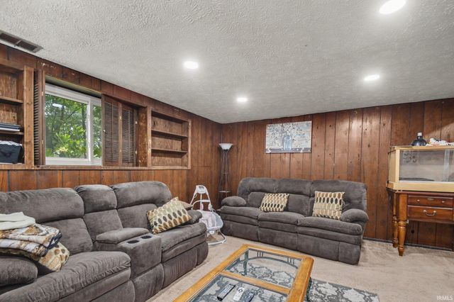 1127 S Parkway Street, South Bend, IN 46619