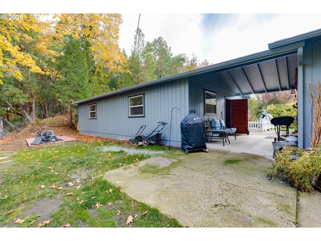 240 PRUDEN HILL Ln, Canyonville, OR 97417