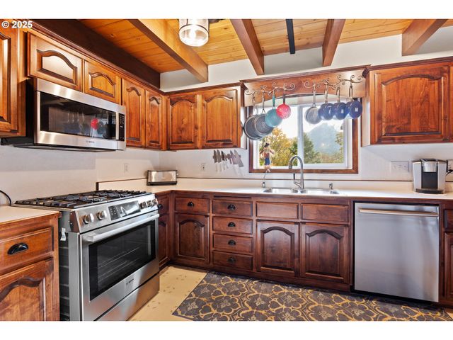 240 PRUDEN HILL Ln, Canyonville, OR 97417