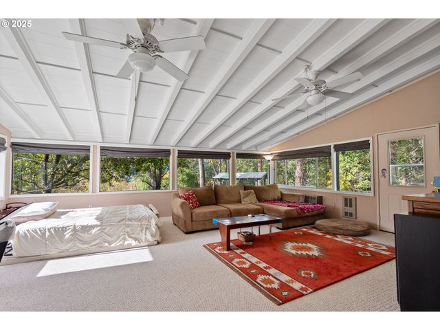 240 PRUDEN HILL Ln, Canyonville, OR 97417