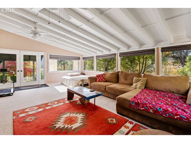 240 PRUDEN HILL Ln, Canyonville, OR 97417