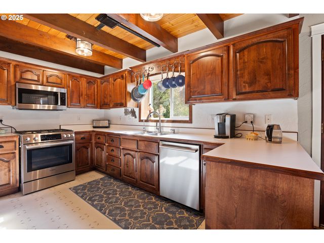 240 PRUDEN HILL Ln, Canyonville, OR 97417