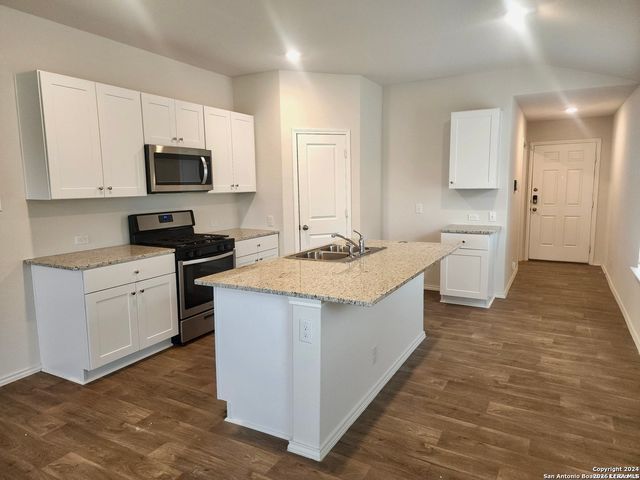 405 Middle Green, Floresville, TX 78114