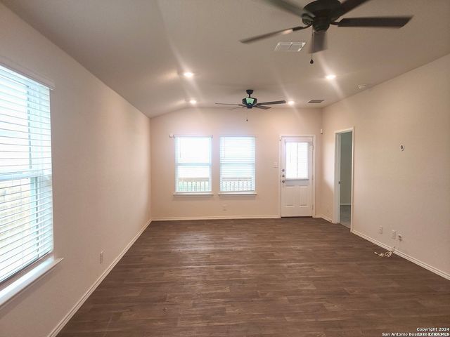 405 Middle Green, Floresville, TX 78114