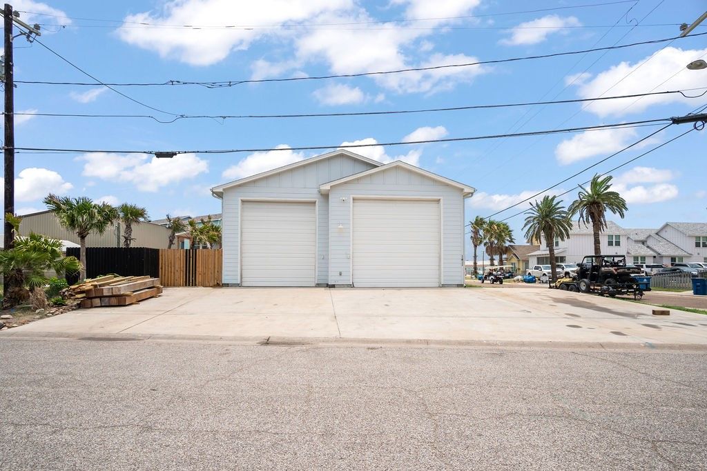 141 W Roberts Ave, Port Aransas, TX 78373 — exterior