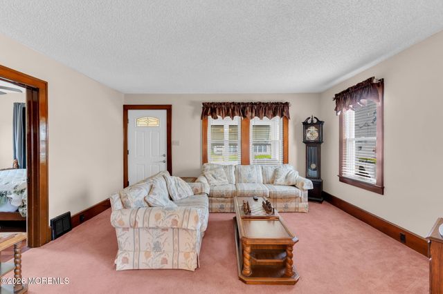 142 Reed Avenue, Hamilton, NJ 08610