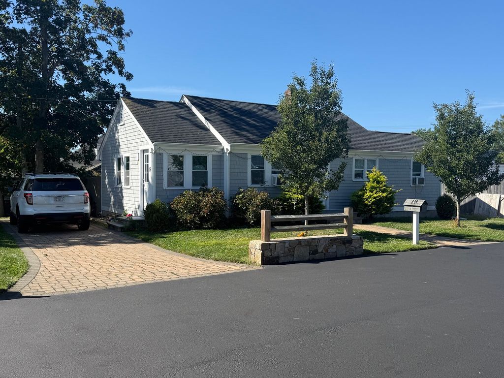 19 Spring St, Barnstable, MA 02601
