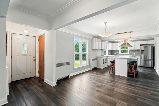 770 Viking Drive E, Maplewood, MN 55117