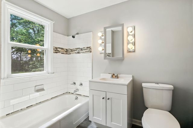 770 Viking Drive E, Maplewood, MN 55117