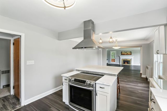 770 Viking Drive E, Maplewood, MN 55117