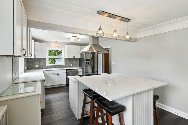 770 Viking Drive E, Maplewood, MN 55117