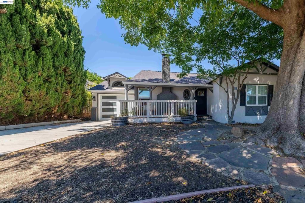Image 2 of property listing at 16004 Wellington Way, Castro Valley, CA 94578